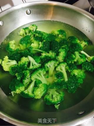 蒜香西兰花炒虾球的做法步骤：5