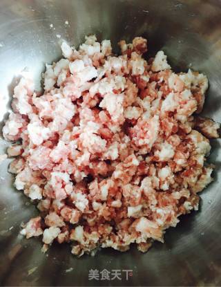 芹菜猪肉水饺的做法步骤：1