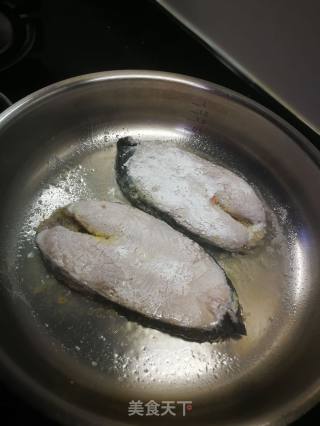 煎黑鳕鱼片的做法步骤：2