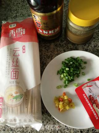 泡椒凉拌云丝面的做法步骤：1