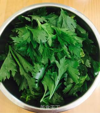 拌芹菜叶的做法步骤：1