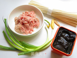 肉末炸酱面的做法步骤：1