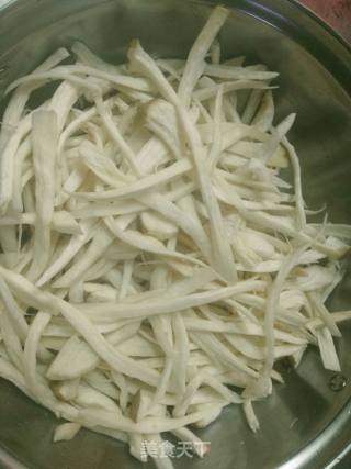 干煸手撕杏鲍菇的做法步骤：1
