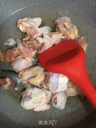 香菇烧鸡块的做法步骤：2