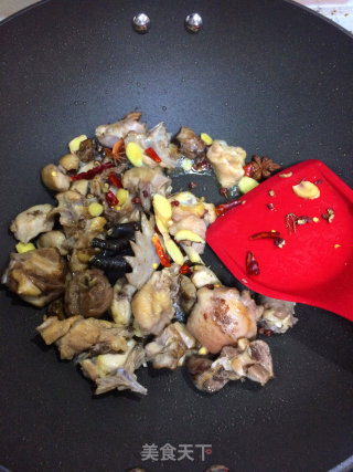 香菇烧鸡块的做法步骤：7