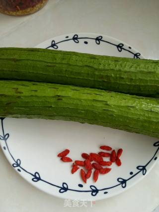 枸杞丝瓜的做法步骤：1