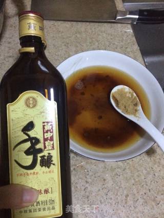 鸡蛋核桃炖酒的做法步骤：2
