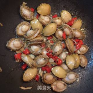 尖椒炒鲍鱼的做法步骤：2