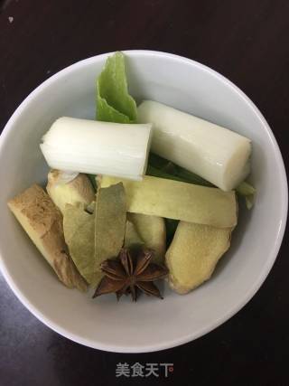炖鸡翅的做法步骤：1