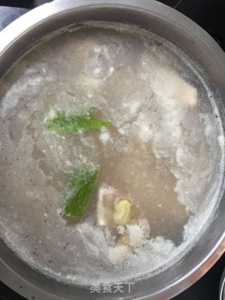 炖鸡翅的做法步骤：2