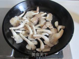 丝瓜炒姬菇的做法步骤：3