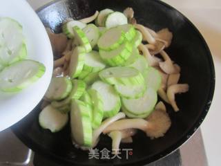 丝瓜炒姬菇的做法步骤：4