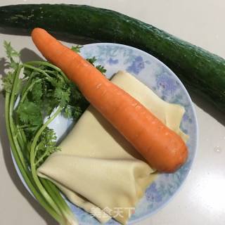 凉拌豆皮黄瓜胡萝卜丝的做法步骤：1