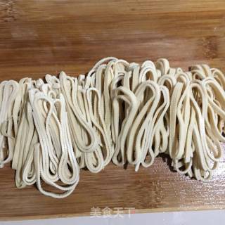 凉拌豆皮黄瓜胡萝卜丝的做法步骤：2