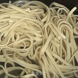 凉拌豆皮黄瓜胡萝卜丝的做法步骤：7