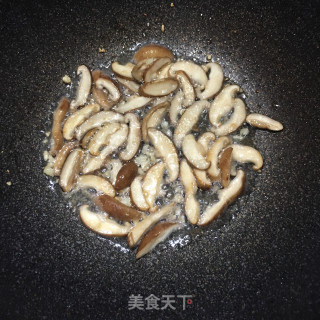 香菇手撕包菜的做法步骤：4