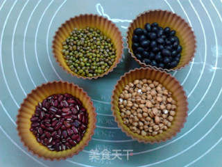 三豆薏米粥的做法步骤：1