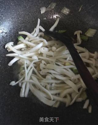 快手晚餐之番茄蘑菇面的做法步骤：1