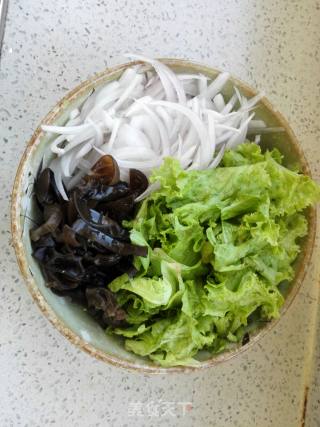 洋葱生菜拌木耳的做法步骤：1