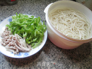 肉丝尖椒炒面的做法步骤：1