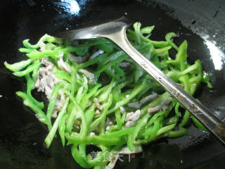 肉丝尖椒炒面的做法步骤：2