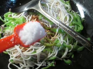 肉丝尖椒炒面的做法步骤：5