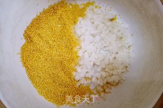 梨子小米粥的做法步骤：2