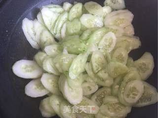 黄瓜的逆袭--【手撕鸭炒黄瓜片】的做法步骤：3