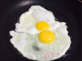 腊八豆炒荷包蛋的做法步骤：2
