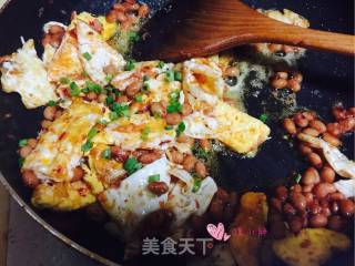 腊八豆炒荷包蛋的做法步骤：7