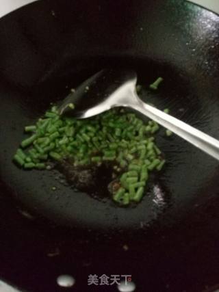 黄金翡翠珍珠炒饭~豆角小米炒饭的做法步骤：1