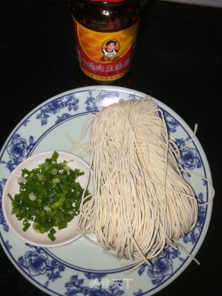 老干妈拌面的做法步骤：1