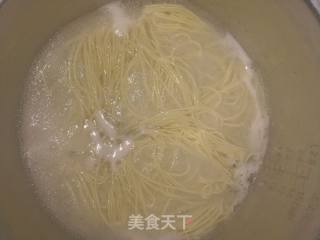 老干妈拌面的做法步骤：2