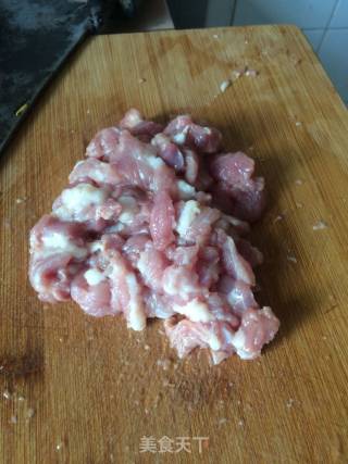 猪肉炒灯笼椒的做法步骤：1