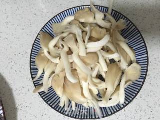 姬菇烧鲫鱼的做法步骤：3