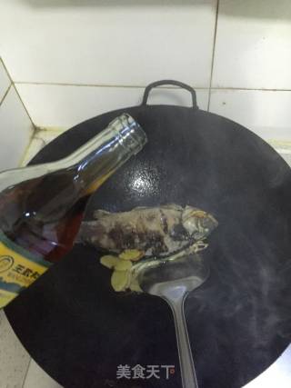 姬菇烧鲫鱼的做法步骤：6