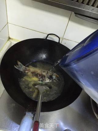 姬菇烧鲫鱼的做法步骤：7