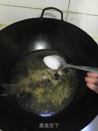姬菇烧鲫鱼的做法步骤：8