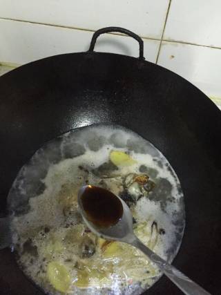 姬菇烧鲫鱼的做法步骤：10