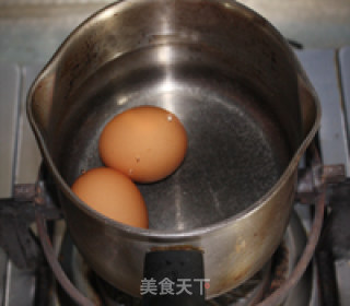 西兰花鸡蛋金枪鱼沙拉的做法步骤：1
