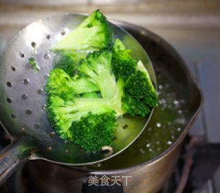 西兰花鸡蛋金枪鱼沙拉的做法步骤：3