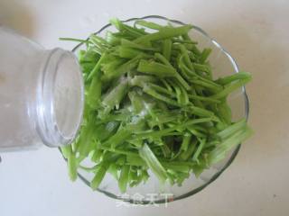榨菜炒空心菜梗的做法步骤：2
