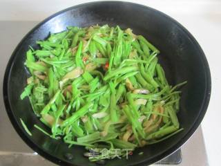榨菜炒空心菜梗的做法步骤：6