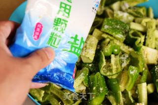 酱腌黄瓜的做法步骤：2