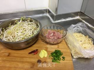 妈妈肉丝炒饼的做法步骤：1