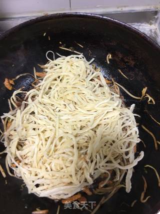 妈妈肉丝炒饼的做法步骤：8