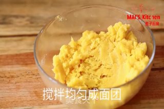 简单快手 | 混合一下就能制作超酥的芝麻香酥玉米饼的做法步骤：3