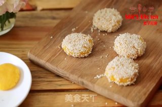 简单快手 | 混合一下就能制作超酥的芝麻香酥玉米饼的做法步骤：4