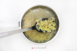香蒜鸡扒蝴蝶粉的做法步骤：1