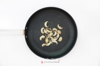 香蒜鸡扒蝴蝶粉的做法步骤：3